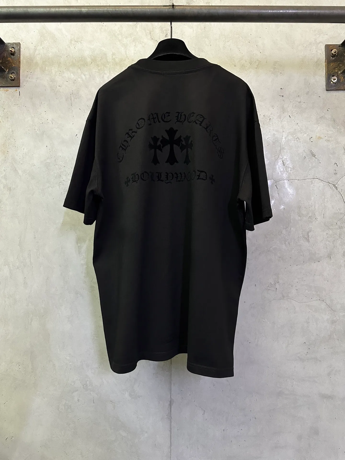 P270 Chrome Hearts 25ss cross flocking printed round neck short-sleeved T-shirt. Fabric is high-definition, super heavyweight cotton, double yarn compact Xinjiang cotton, weight 400g, matched with 2*2 Salona ribs 420g, clean cloth, clear cloth texture, tight feel, stiff, high color fastness, no deformation, no discoloration, custom hardware, thread, accessories, alignment, same style for men and women -Color: black white Gray -Size: XS S M L XL